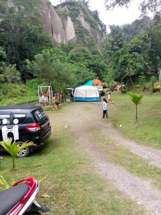 ホテル Tapian Ratu Camp ブキティンギ エクステリア 写真